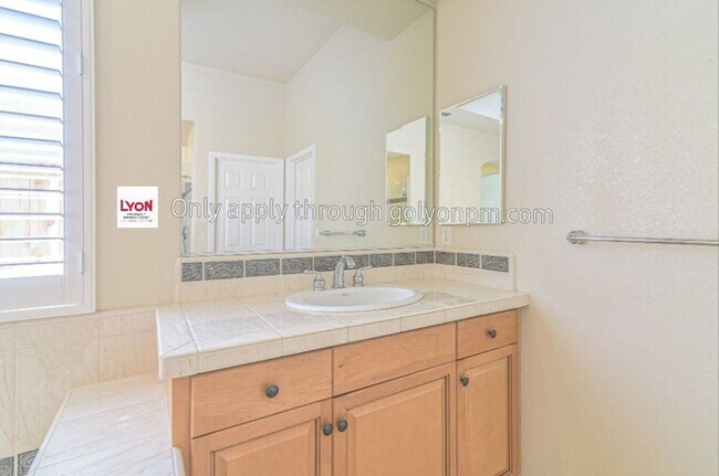 Building Photo - 4 br, 3.5 bath House - 390 Lanfranco Circle