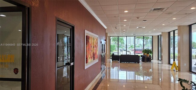 Building Photo - 400 Kings Point Dr