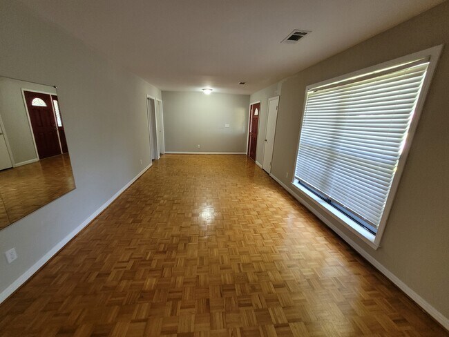 Building Photo - 151 Country Club Dr