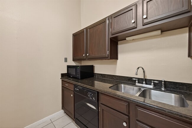 Building Photo - 11866 Plumbrook Dr