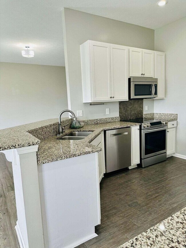 Building Photo - 3225 Rossmore Cir