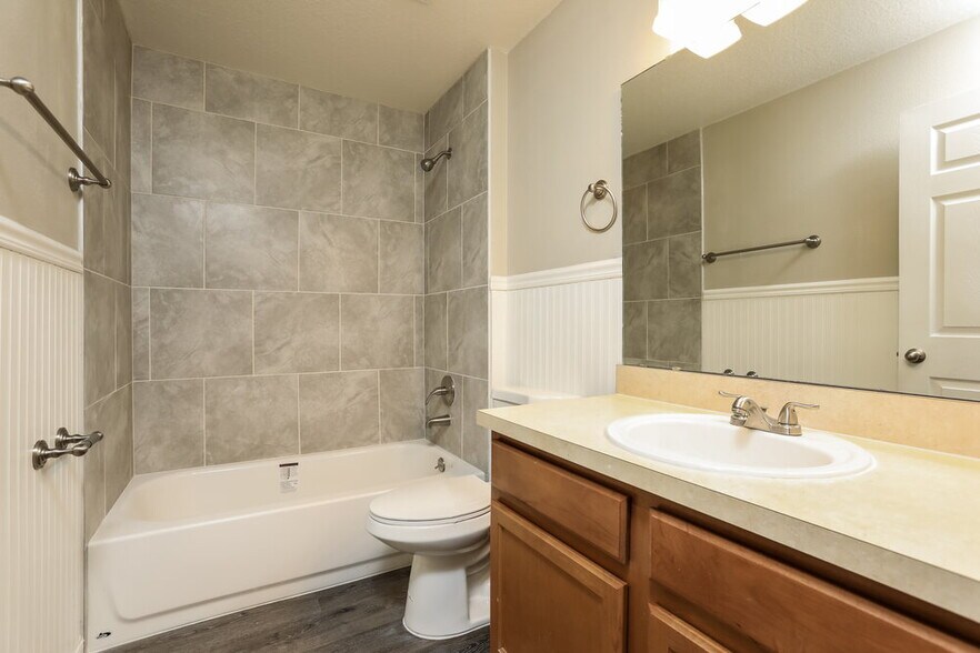 Building Photo - 2016 Briarcliff Cir