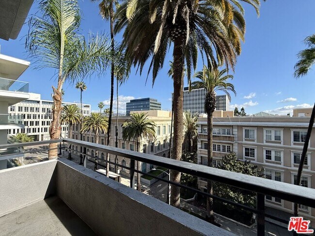 Building Photo - 121 S Palm Dr