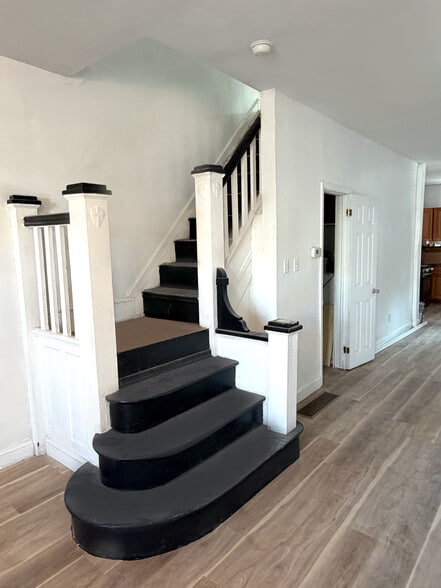 Building Photo - 5502 Thomas Ave