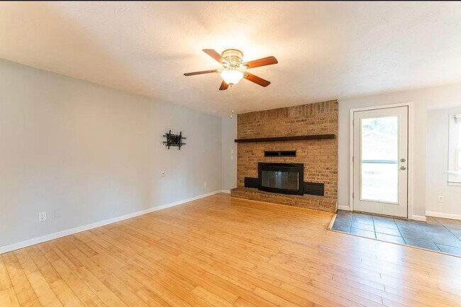Building Photo - 3 Bed 2 Bath 2 Car Garage Home Available 07/01/2026!!