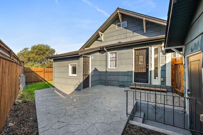 Building Photo - Charming 2-Bed 2-Bath Tacoma Craftsman | S...