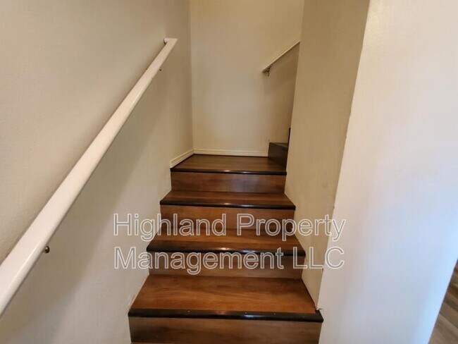 Building Photo - 322 NE Whitman St