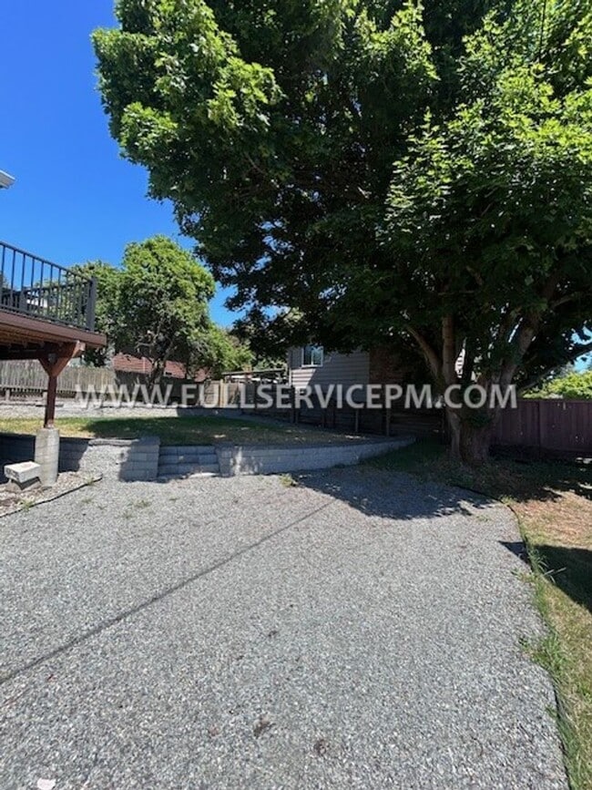 Building Photo - Exceptional South Beacon Hill 3 BD 2 BA! Huge Deck!