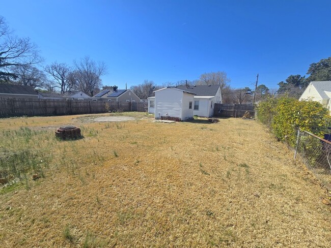 Building Photo - SPACIOUS 3 BEDROOM HOME LOCATED IN NORFOLK...