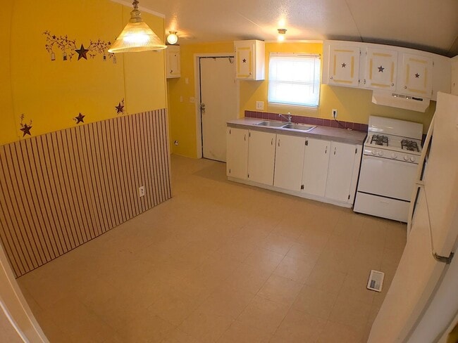 Building Photo - East El Paso 3 bed Refrig A/C