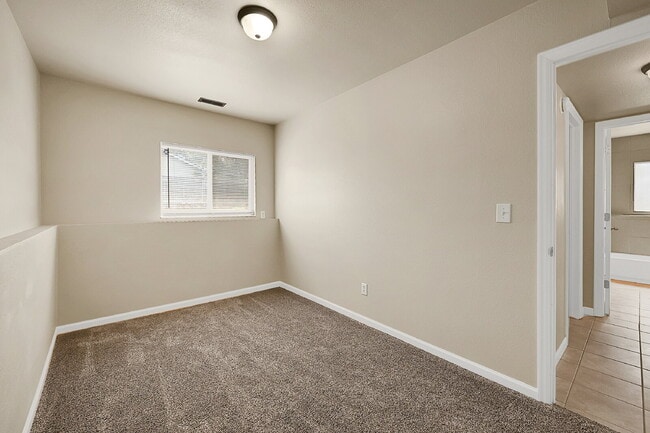 Building Photo - $2,095, 3 bed, 2 bath, located in Colorado...