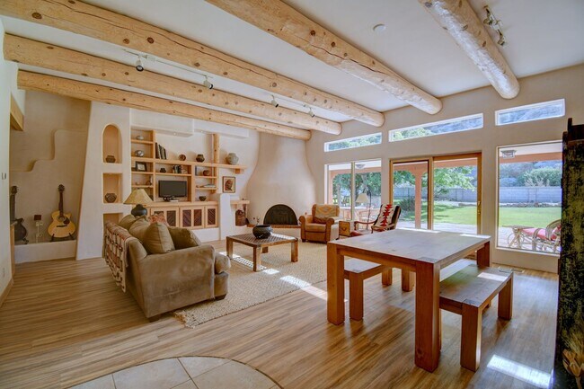 Building Photo - Executive 4 bedroom NE Heights home