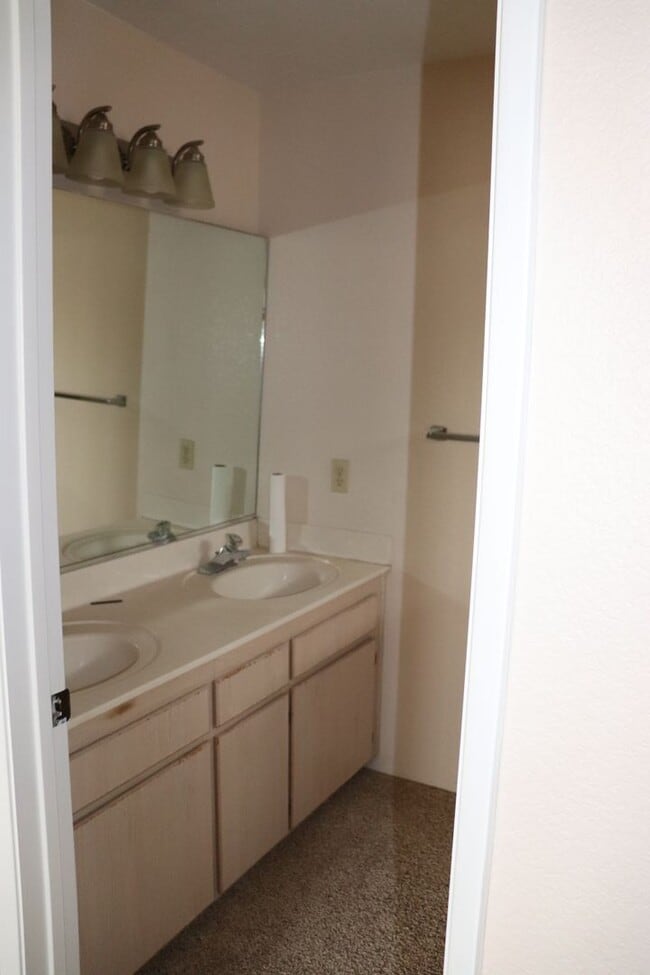 Building Photo - Spacious ALPINE 3 Bedroom 2.5 Bath 2 Story on a Cul De Sac