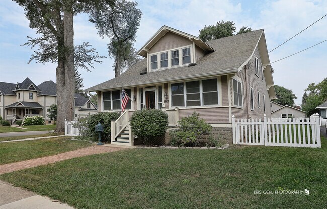 Building Photo - 324 W Slade St