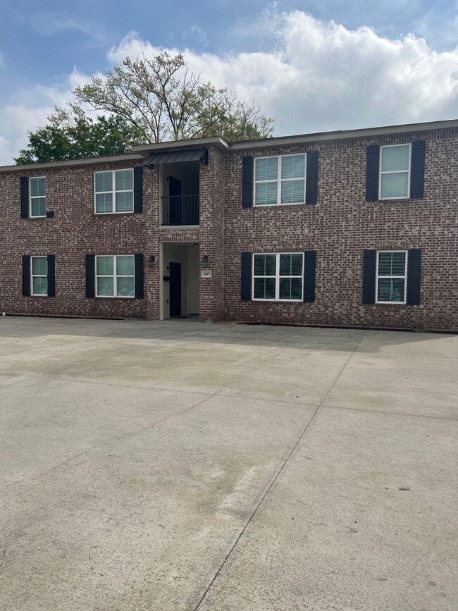 Primary Photo - 2 bedroom 1 bath apartment for lease
