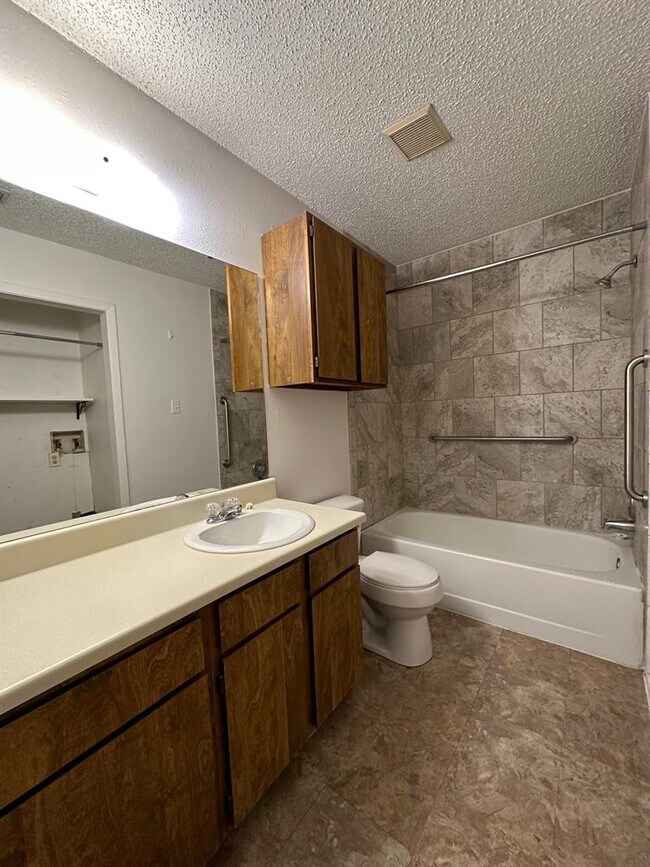 Building Photo - 1713 Hiawatha Dr
