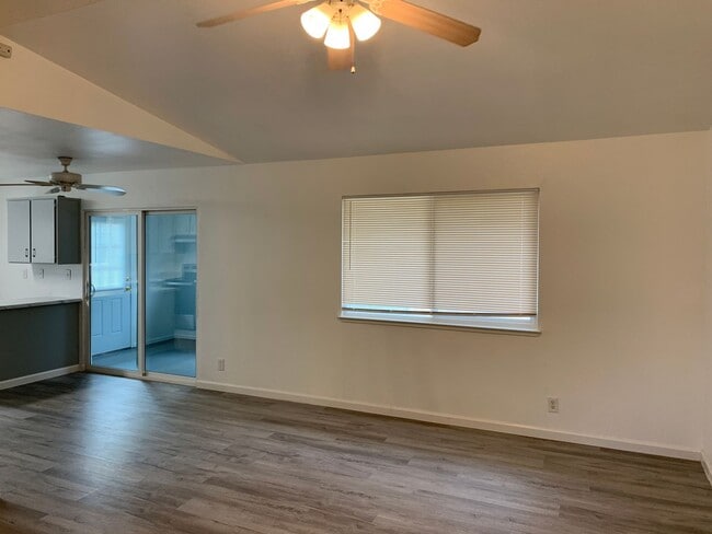 Building Photo - Super clean and move-in ready 3 Bedroom, 2 Bath!!