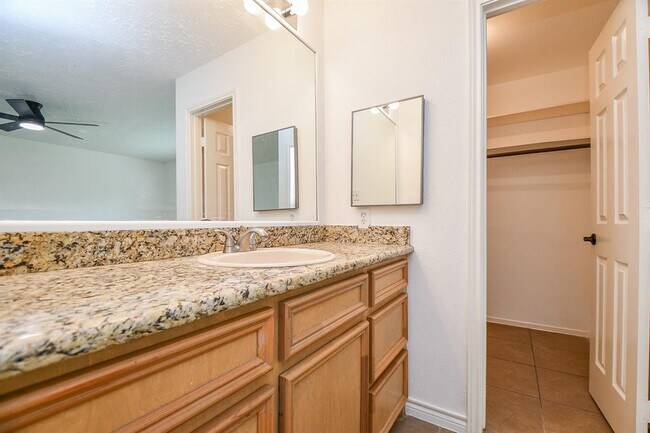 Building Photo - 2430 Ridge Hollow Dr
