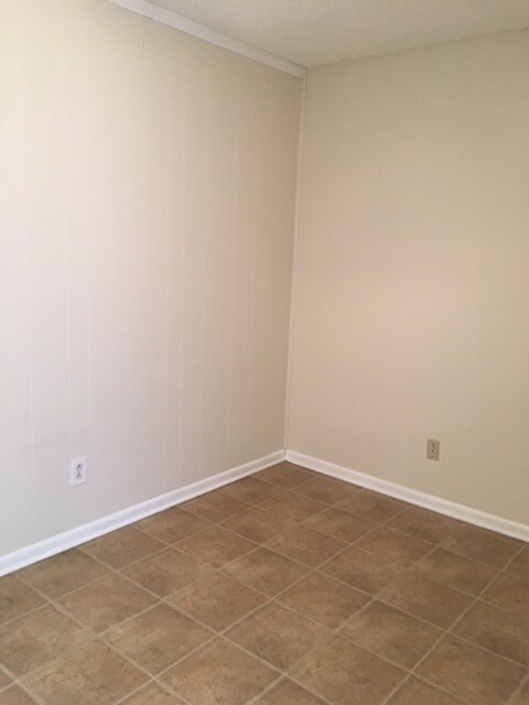 Building Photo - 2 Bedroom Apartment.  Walk to VSU.
