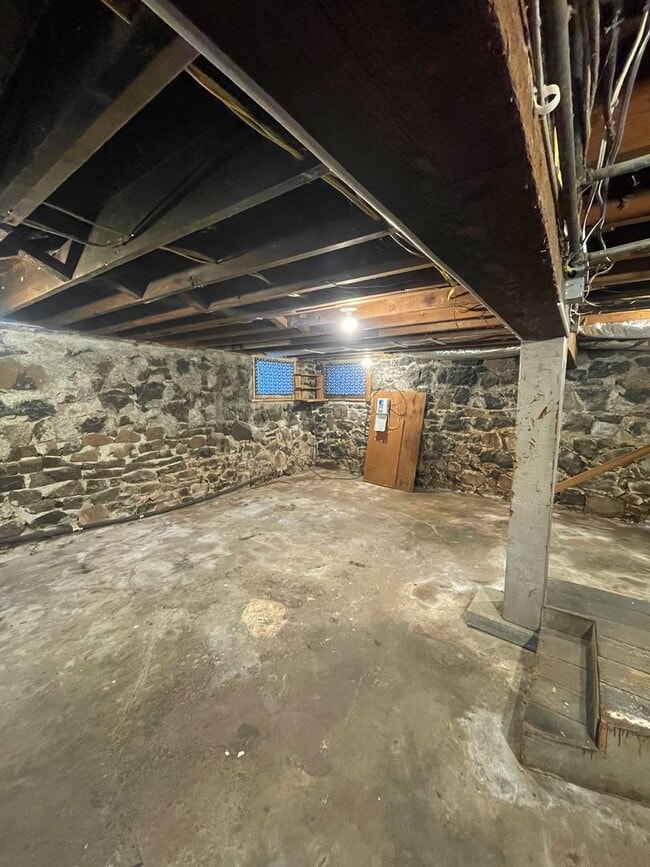 Building Photo - Lakeview 4-Bedroom Home Steps from Moore Park – Updated Throughout! 2.8 miles from Sky Lakes and OIT