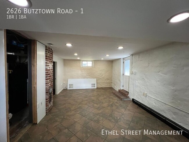 Building Photo - Vintage 1-Bedroom Apartment On A Quiet Res...