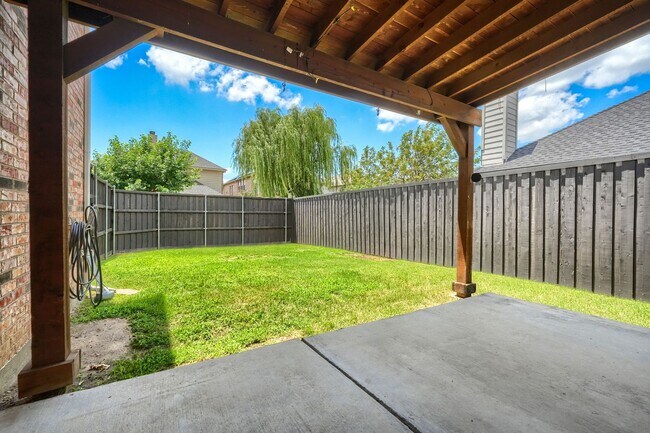 Building Photo - 5 Bedroom Home with Brand-New Carpet in Grayhawk | 3-Car Garage | Frisco ISD | Game Room