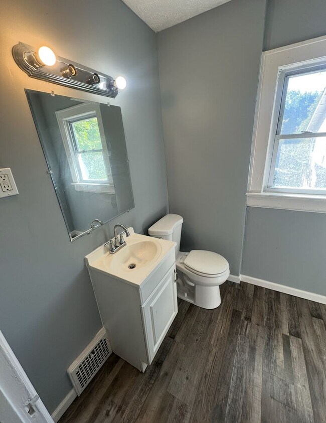 Building Photo - 4 Bed / 1 Bath Updated Floors & First-Floor Bedroom!