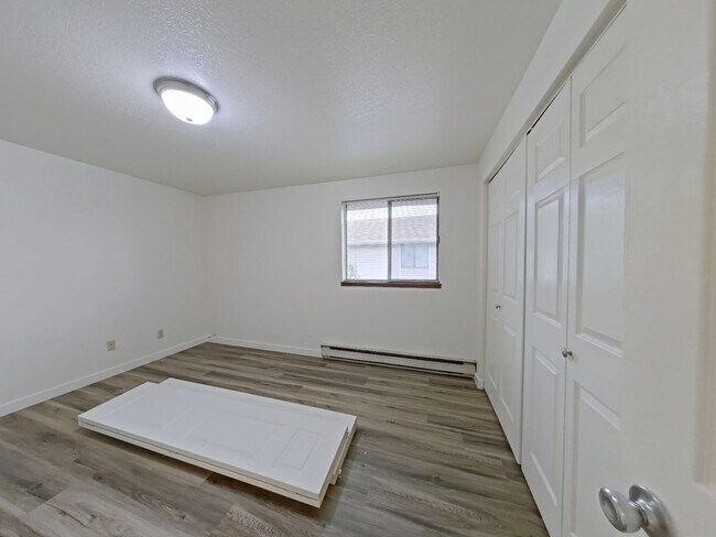 Building Photo - Comfortable 2 Bedroom Duplex with Garage ~ Albany