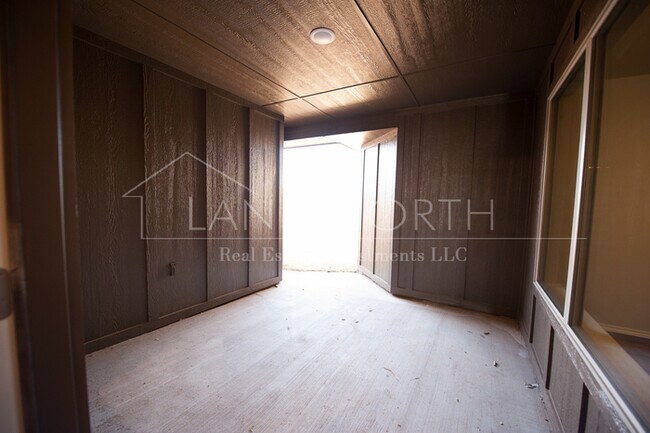 Building Photo - Beautiful Townhome in Great Neighborhood