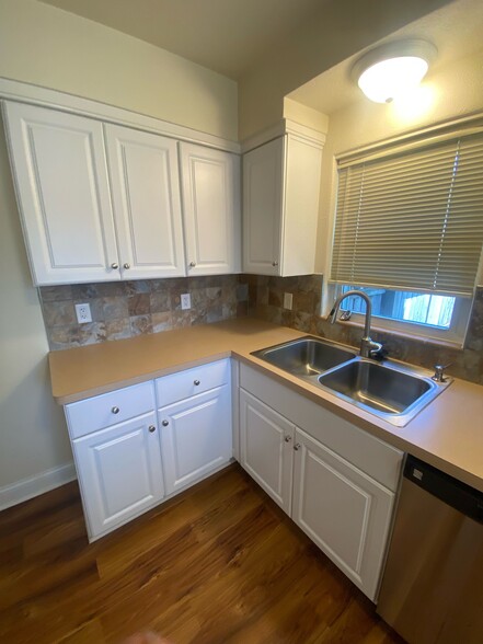 Kitchen - 1106 Acorn Dr