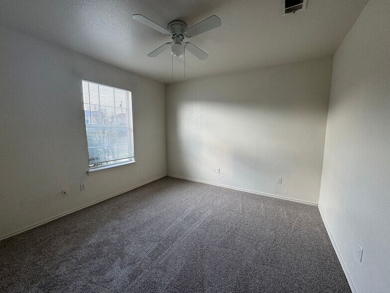 Building Photo - 1706 Benttree Dr