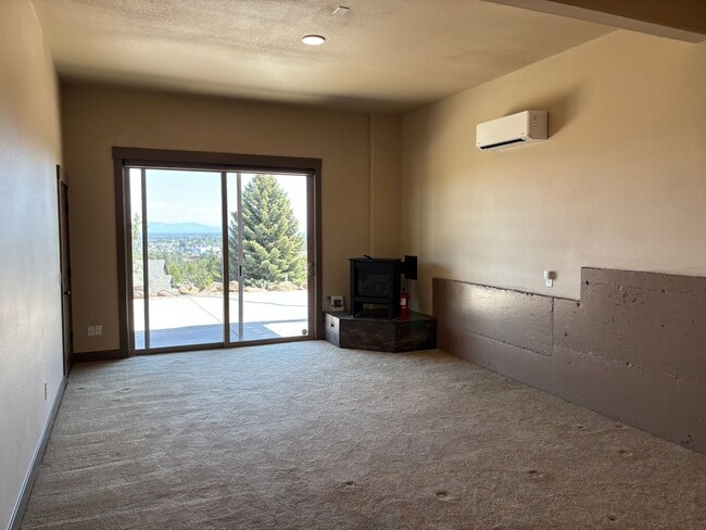 Building Photo - Single Story Home with Great Views!