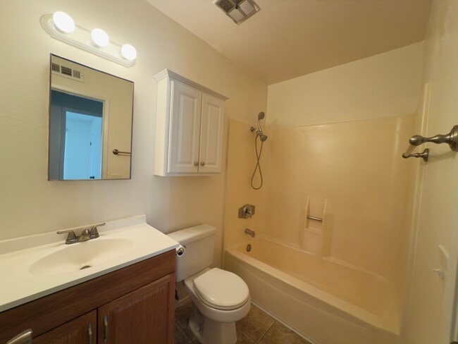 Building Photo - Charming 3-Bedroom Townhome Just Off the 5...
