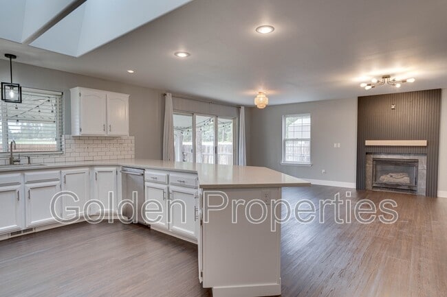 Building Photo - 4741 W Woodside Ave
