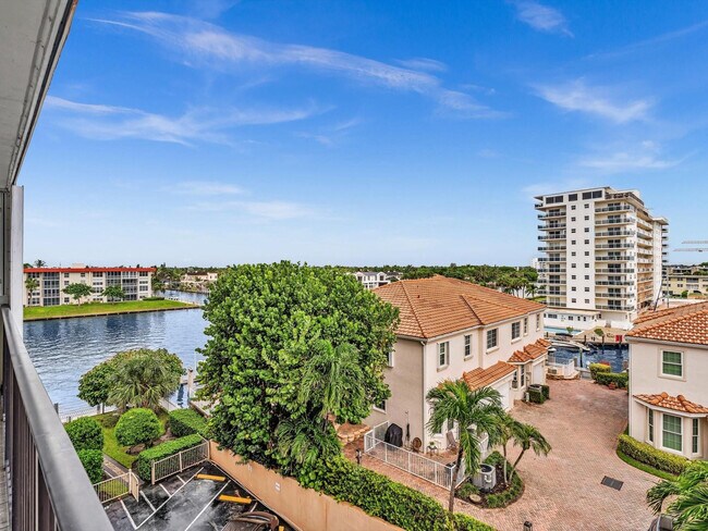 Building Photo - 1150 Hillsboro Mile