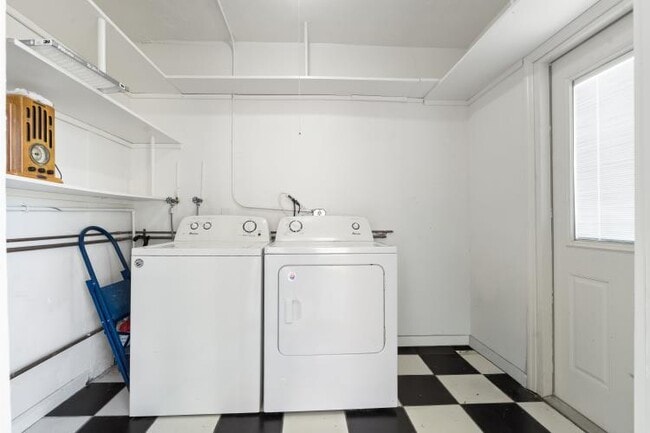 Building Photo - 1001 SE 5th Ave