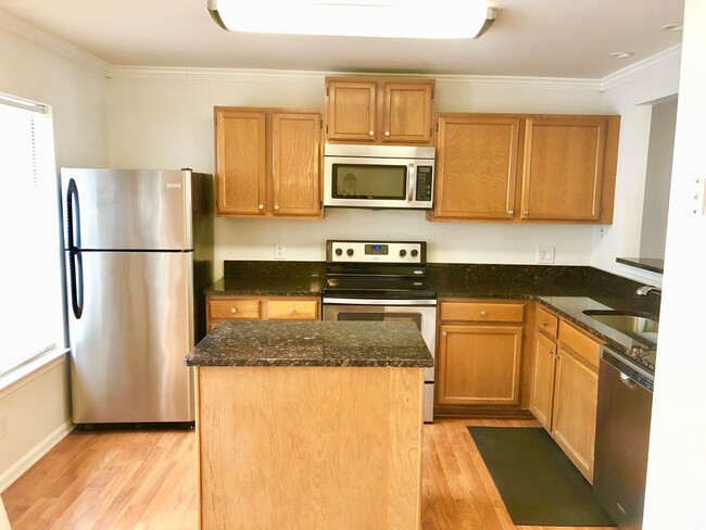 Building Photo - Gorgeous 2 BR/2.5 BA Condo in Ellicott City!