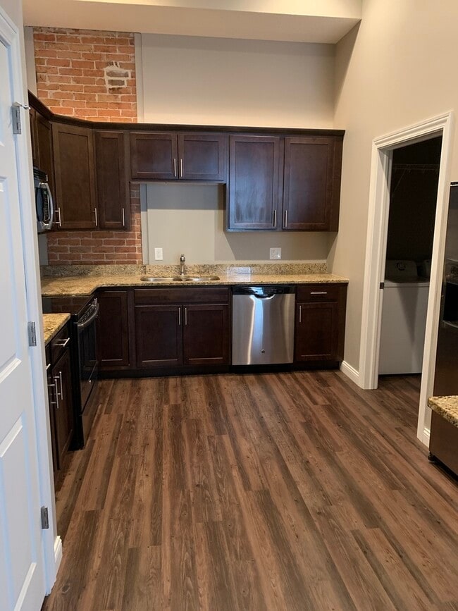 Building Photo - 1534 River Dr