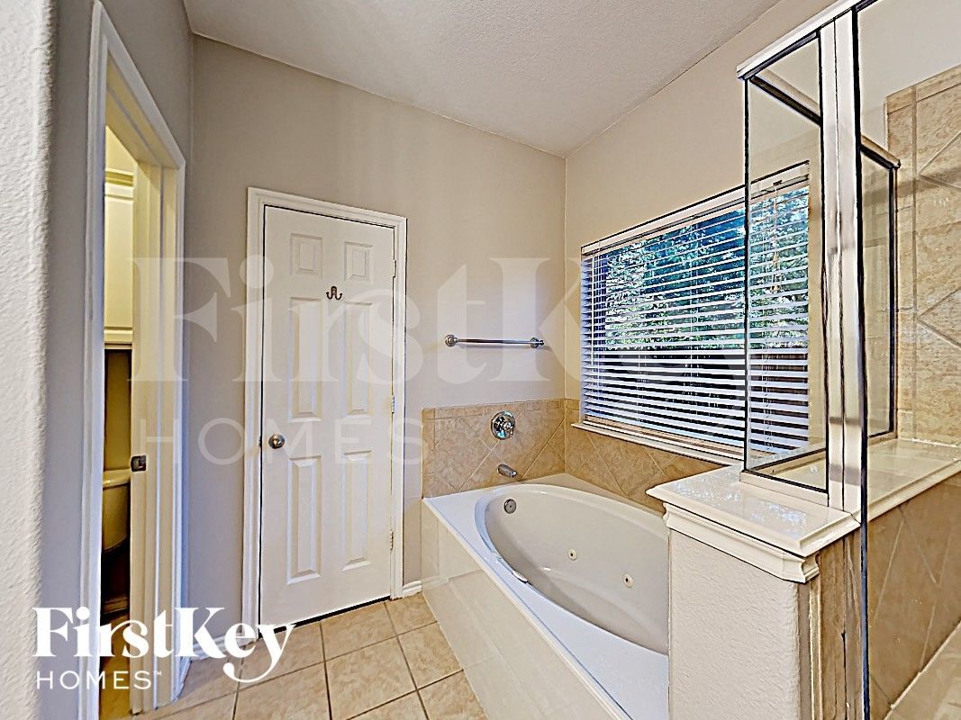 Building Photo - 10805 Middleglen Rd