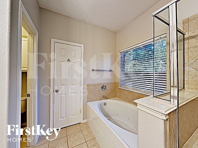 Building Photo - 10805 Middleglen Rd