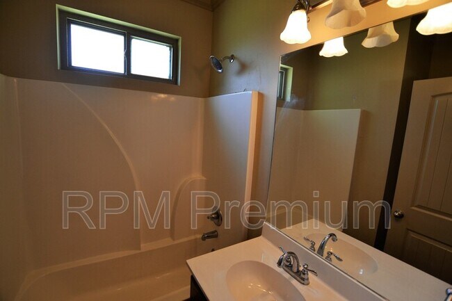 Building Photo - 4836 Rollins Rd
