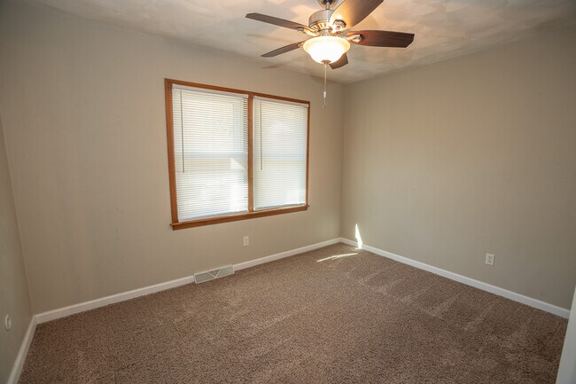 Building Photo - 710 Earl Lee Dr