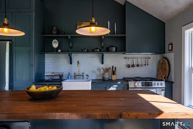 Building Photo - 69 Mudge Pond Rd