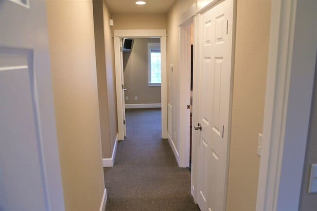 Building Photo - 4 bed/2 bath 1000 feet From Monroe