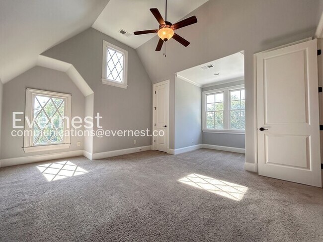 Building Photo - Spacious 7 Bed/8 Bath Home with Garage / Pet-Friendly / Available Now!