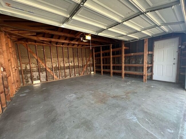 Building Photo - 4 Bedroom Home 2 Car Garage with Fenced Yard and Extra Parking