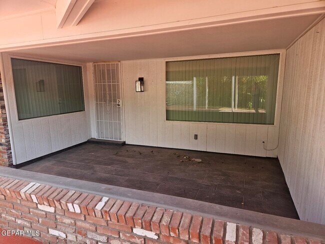 Building Photo - 10000 Honolulu Dr