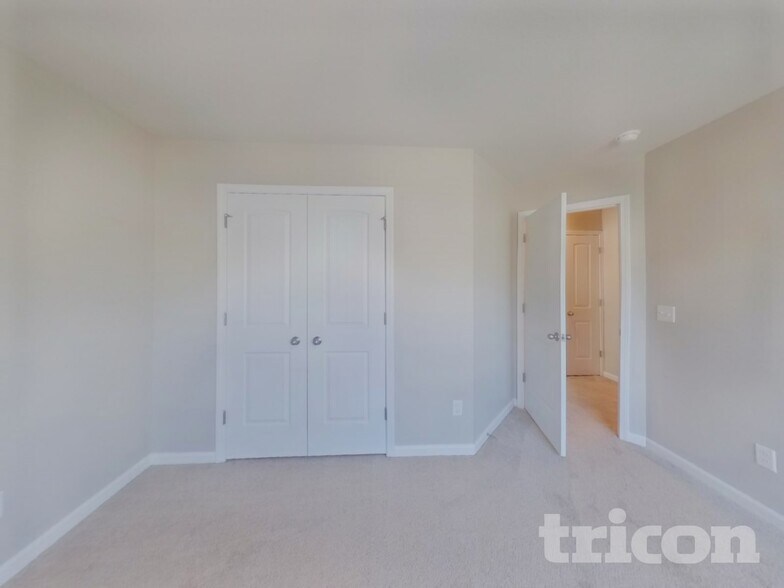 Building Photo - 2170 Southlea Dr