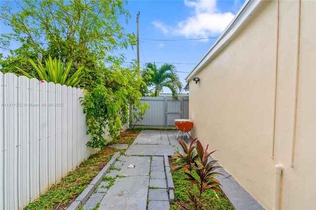 Building Photo - 570 W 46th Pl