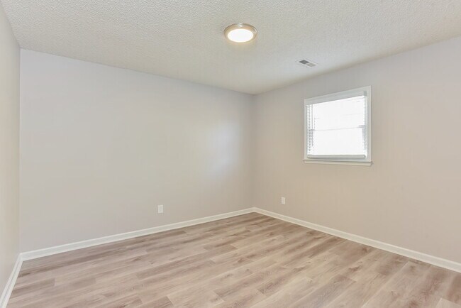 Building Photo - 2303 Riverstone Dr